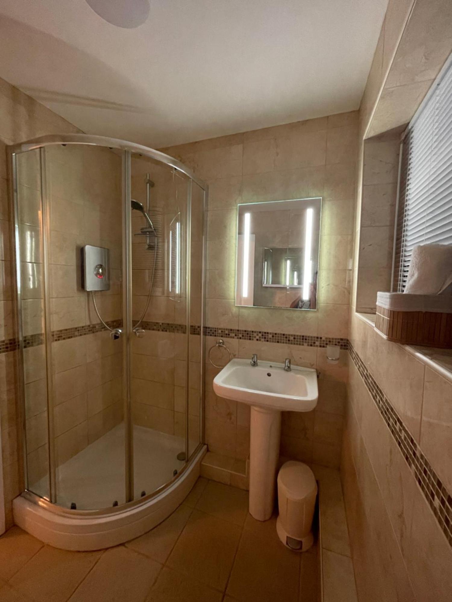 Look No Further Gorgeous Newly Renovated Contemporary Chalet Sandown Bay Holiday Centre Dış mekan fotoğraf